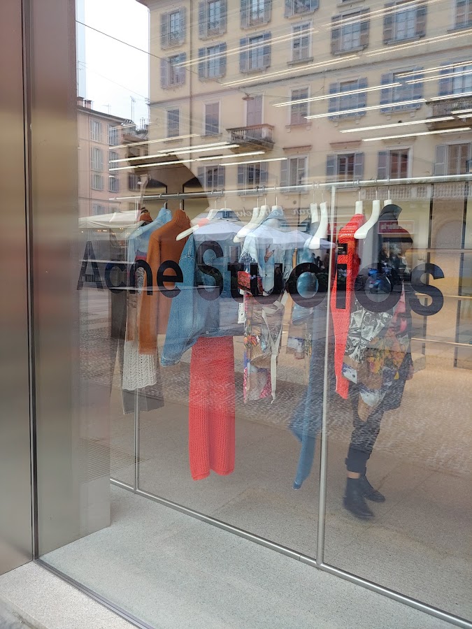 Acne Studios, Maisons de mode, à Milan