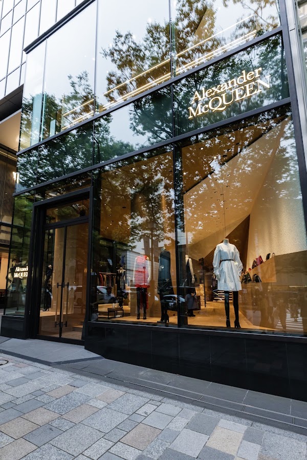 Alexander McQueen Tokyo Aoyama, Maisons de mode