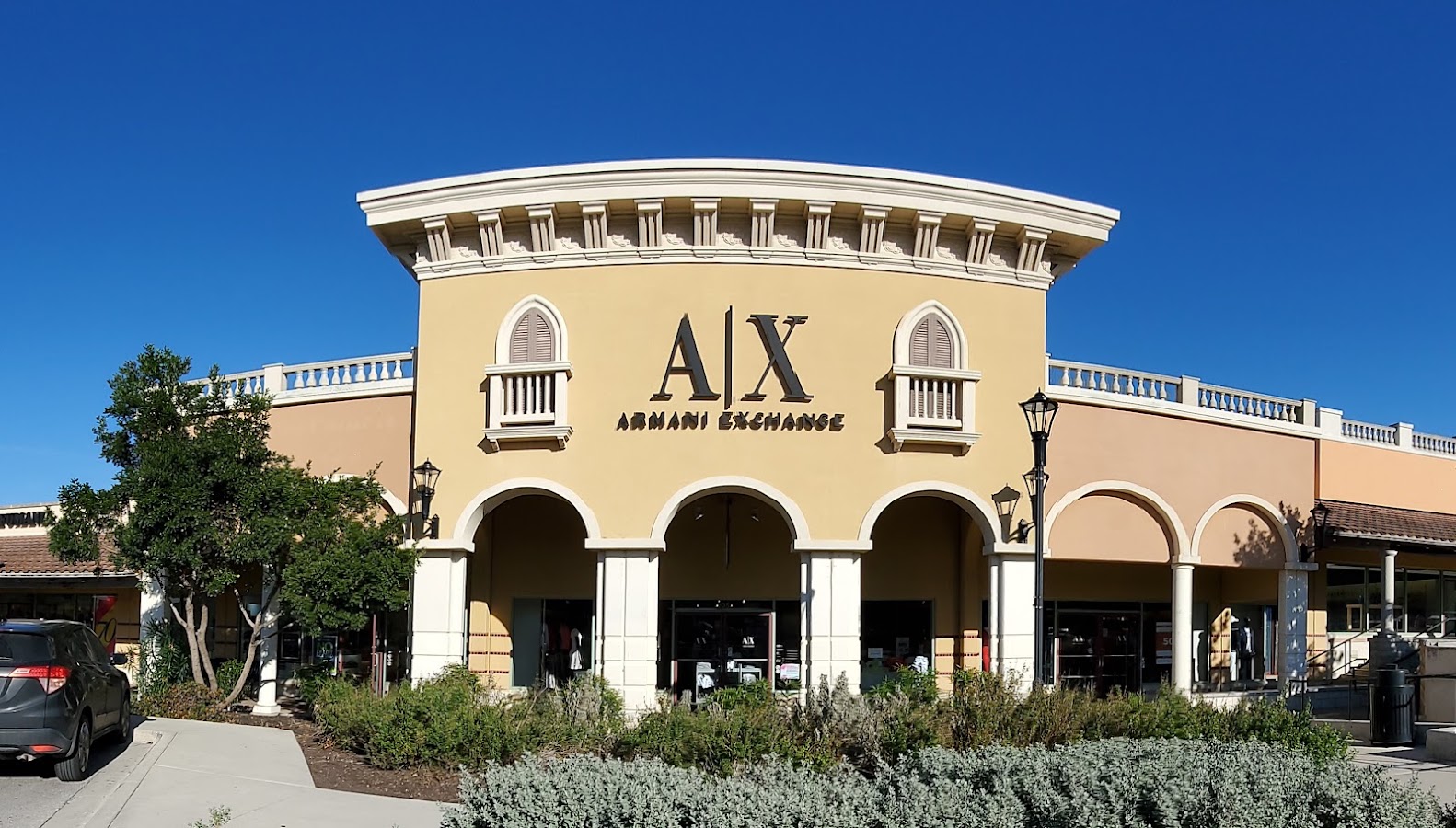 Armani Exchange Outlet, Maisons de mode