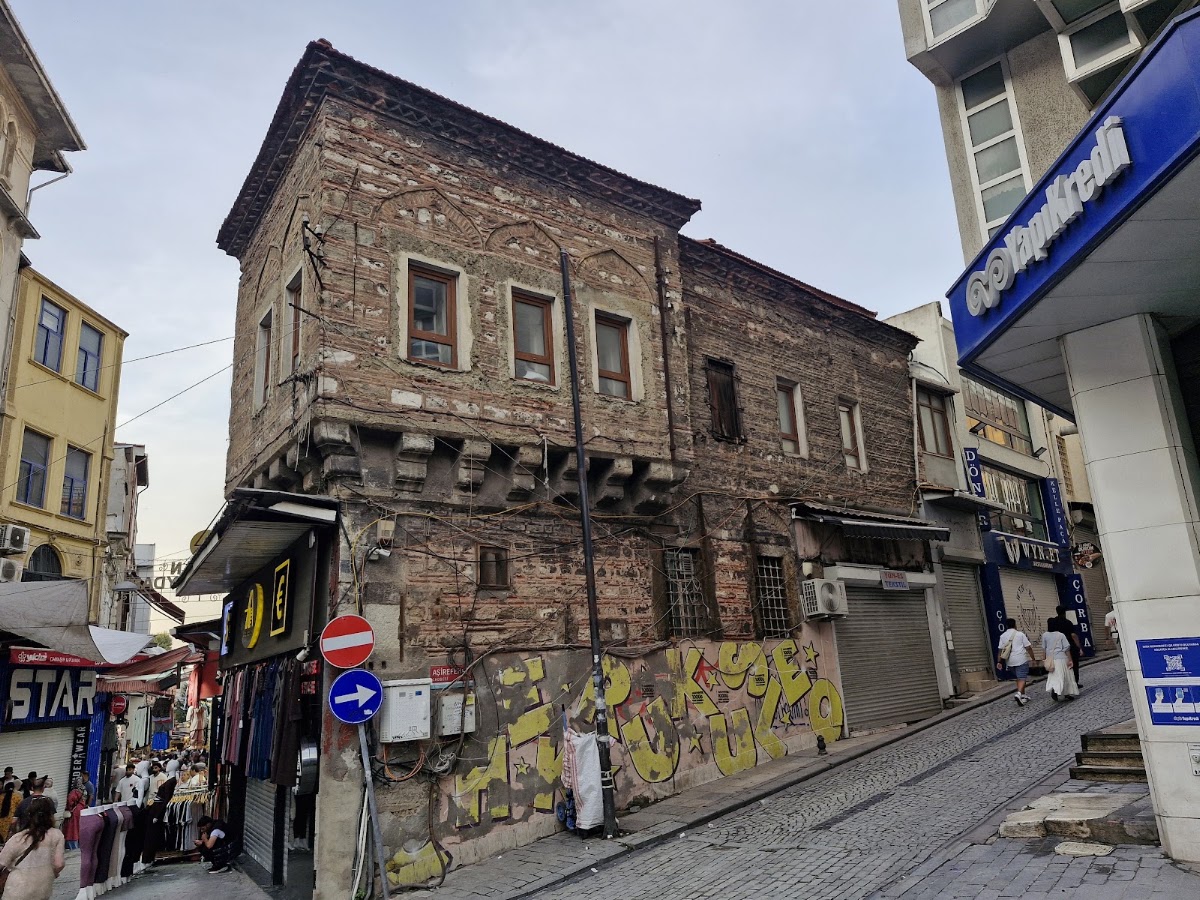 Aşir efendi han, Maisons de mode