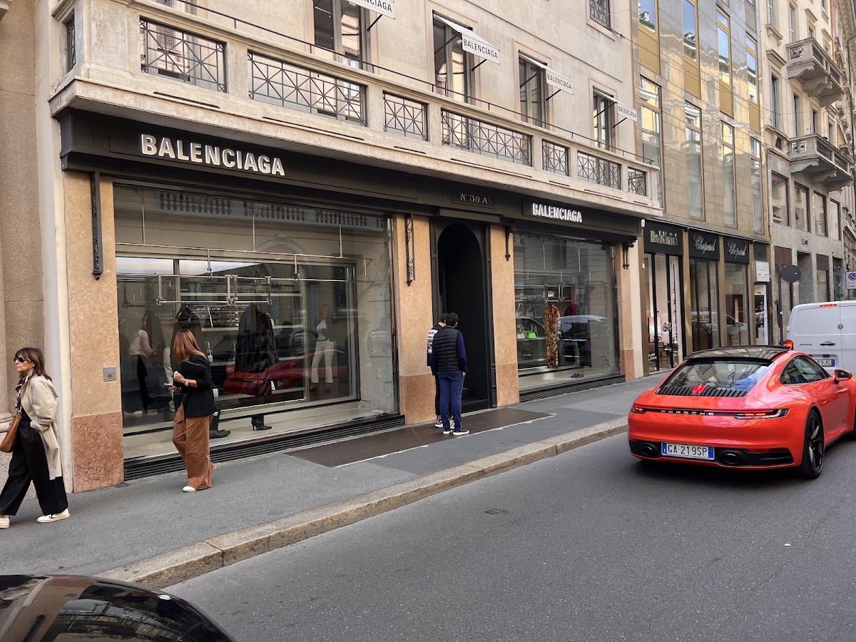 Balenciaga, Maisons de mode, à Milan