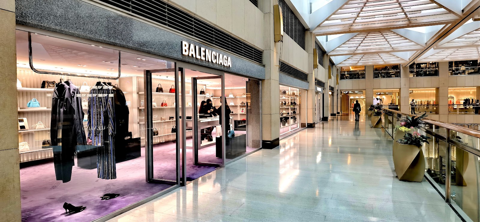 Balenciaga Hong Kong Landmark, Maisons de mode
