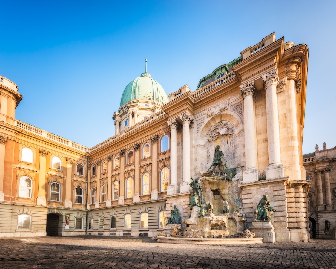 Budapest Royal Palace, Hôtels et palaces