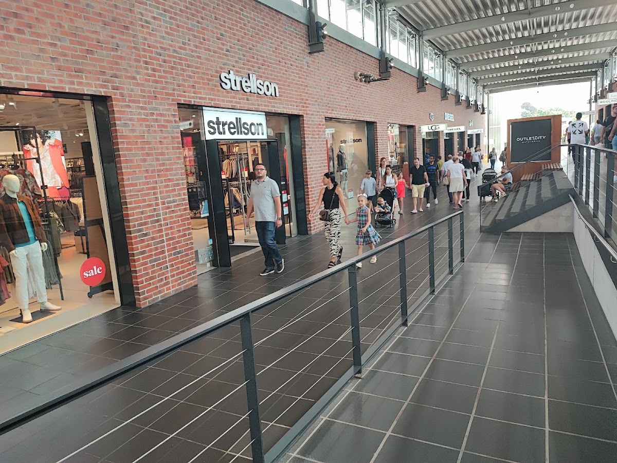 Burberry, Maisons de mode