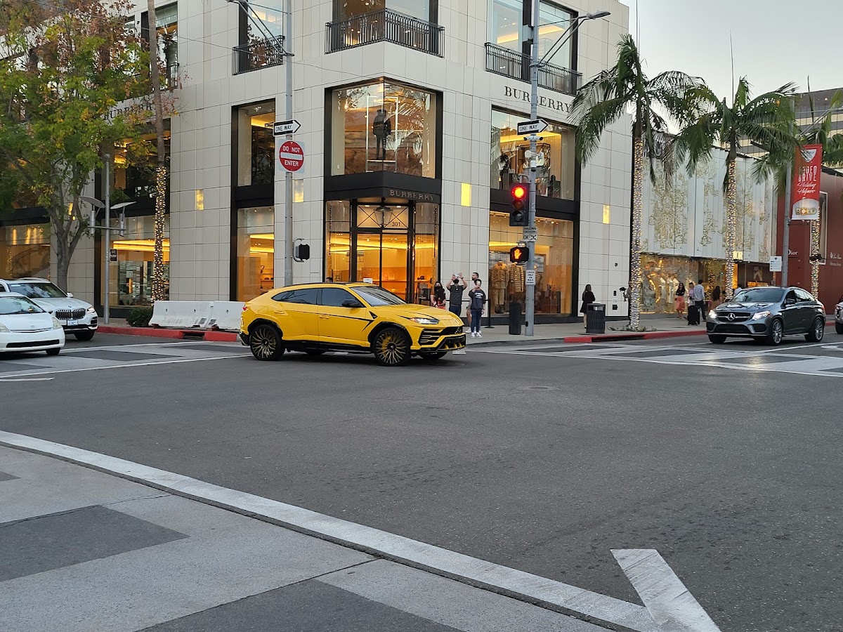 Burberry, Maisons de mode
