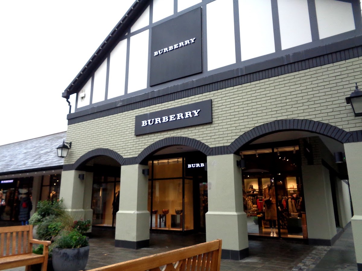 Burberry, Maisons de mode