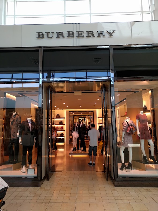 Burberry, Maisons de mode