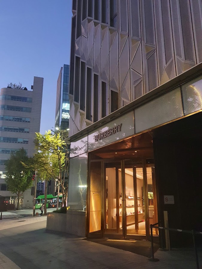 Burberry, Maisons de mode