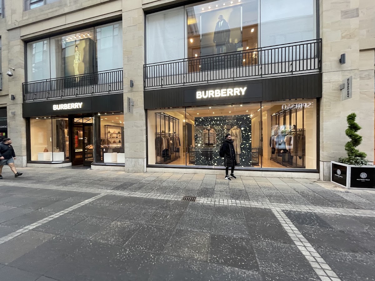 Burberry, Maisons de mode