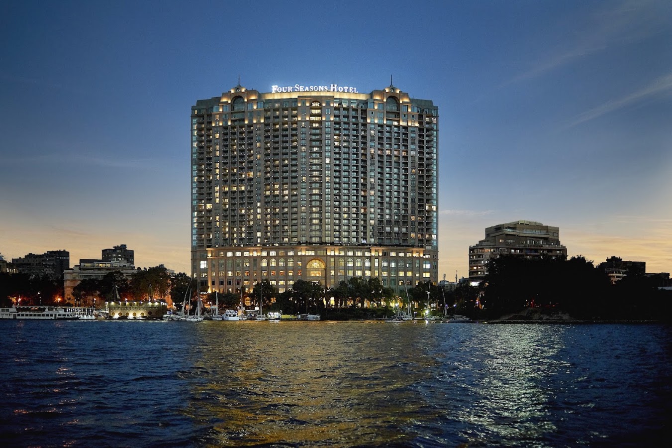 Cairo Nile Plaza, Hôtels et palaces