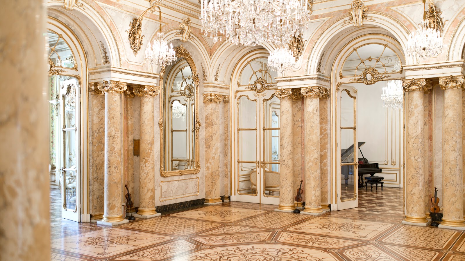 Coburg Palace, Hôtels et palaces