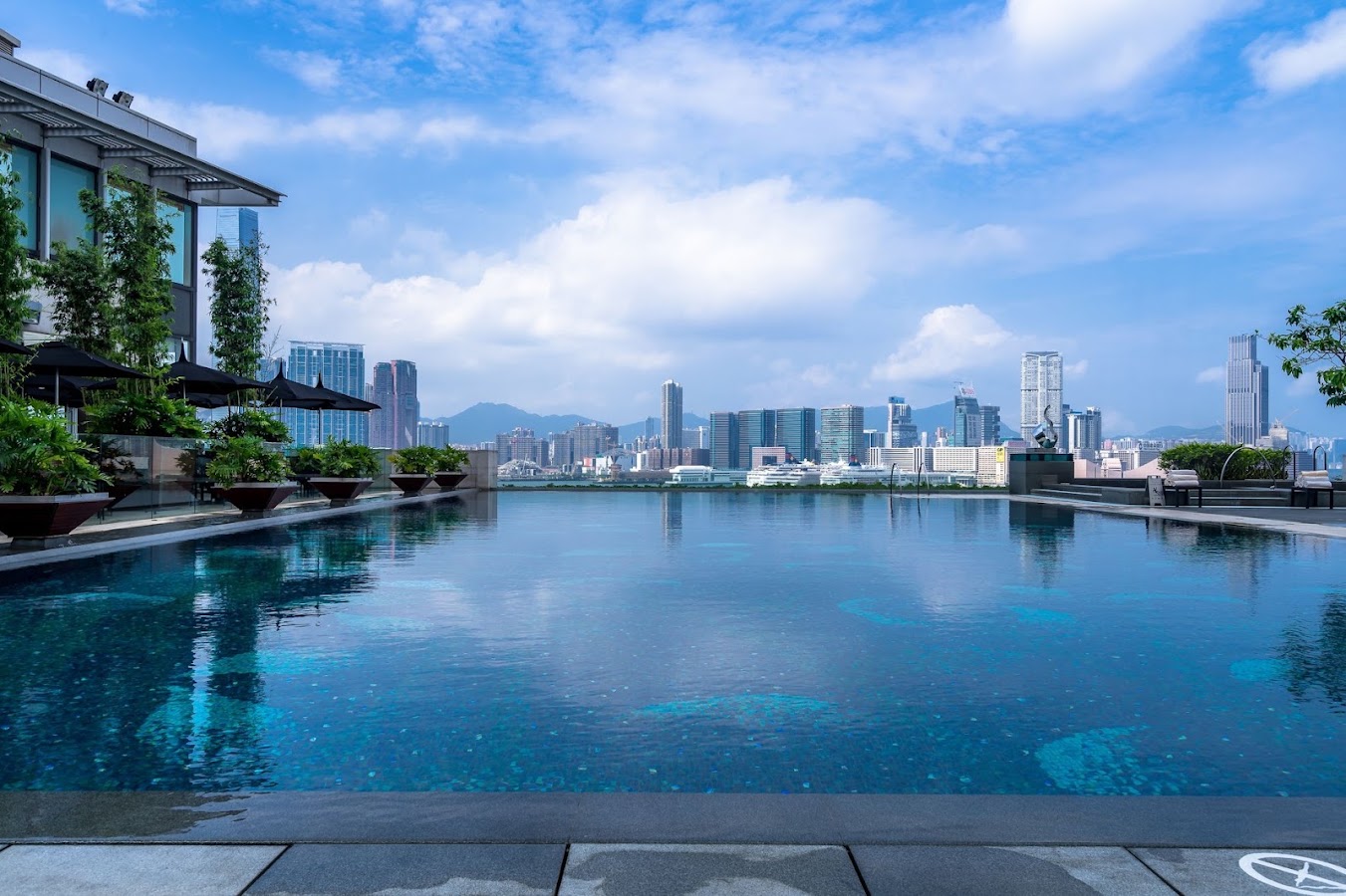 Four Seasons Hong Kong, Hôtels et palaces