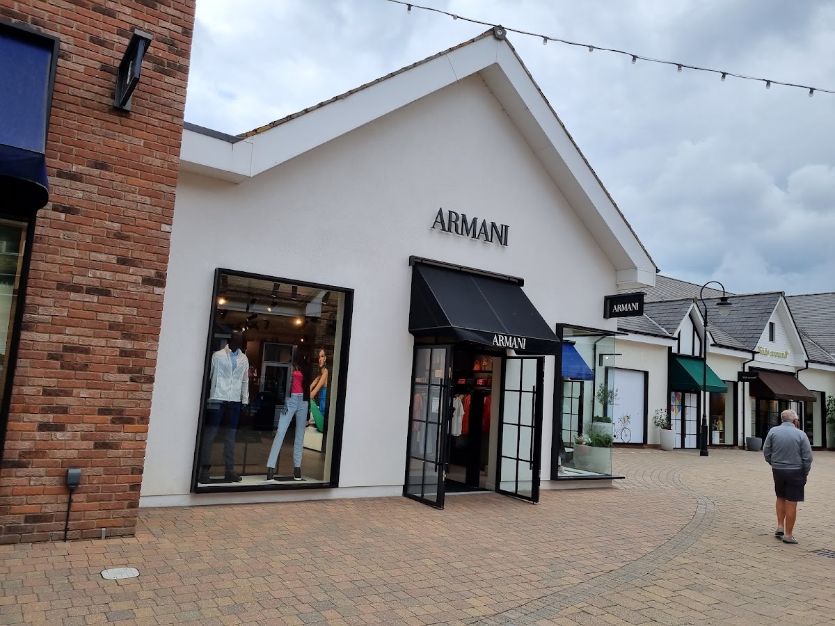 Giorgio Armani, Maisons de mode
