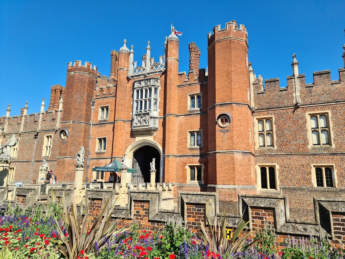 Hampton Court Palace, Hôtels et palaces