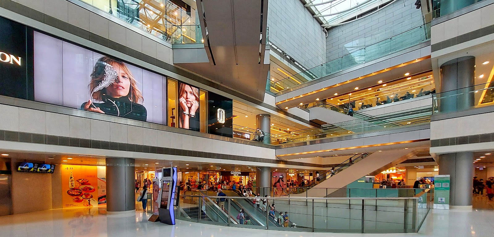 Hermès Hong Kong IFC, Maisons de mode