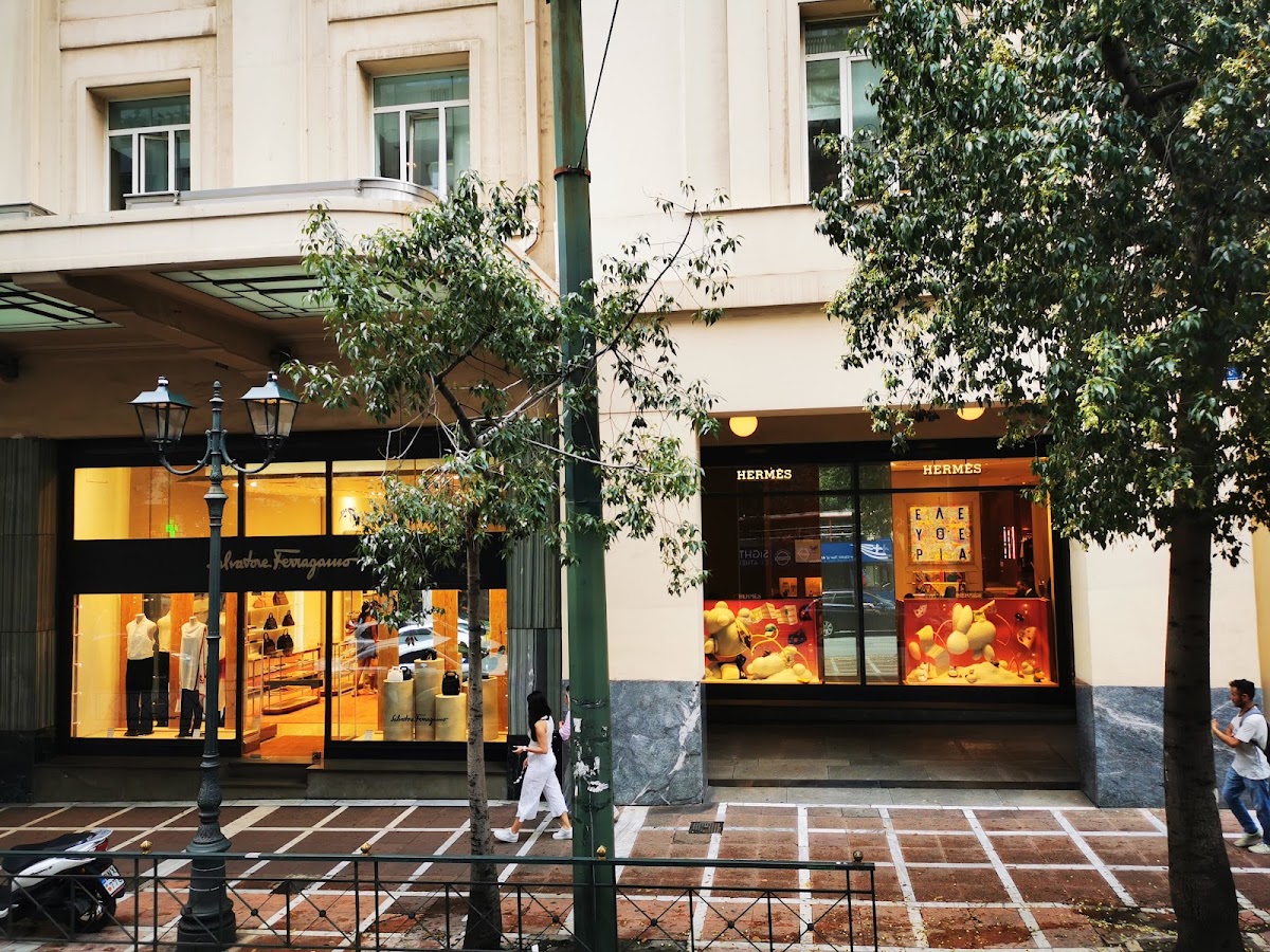 HERMES, Maisons de mode, à Paris