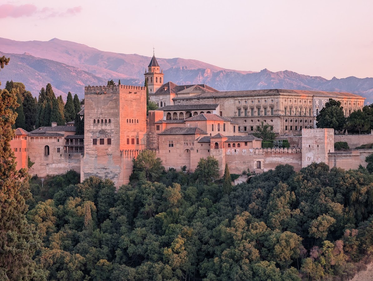 La Alhambra Granada, Hôtels et palaces