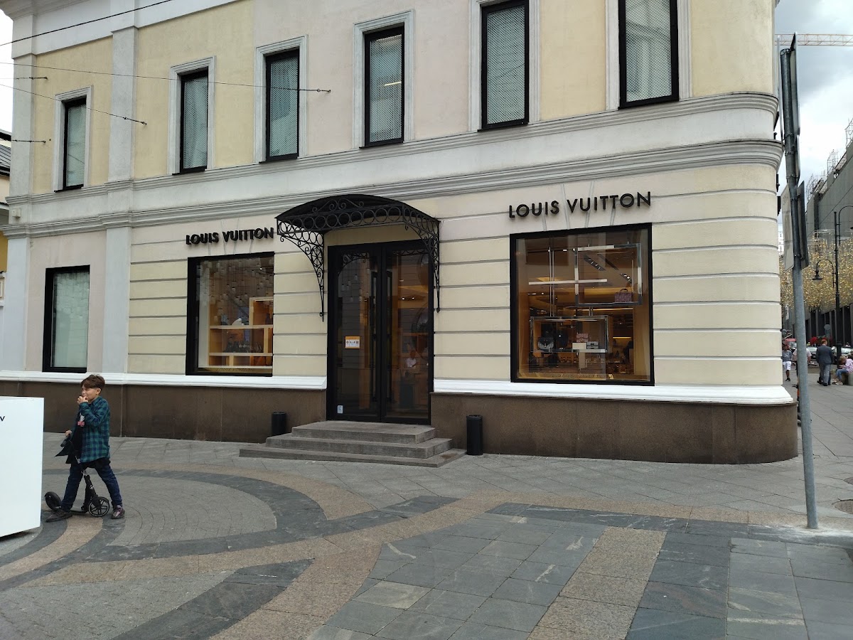 Louis Vuitton Moscow Arbat, Maisons de mode