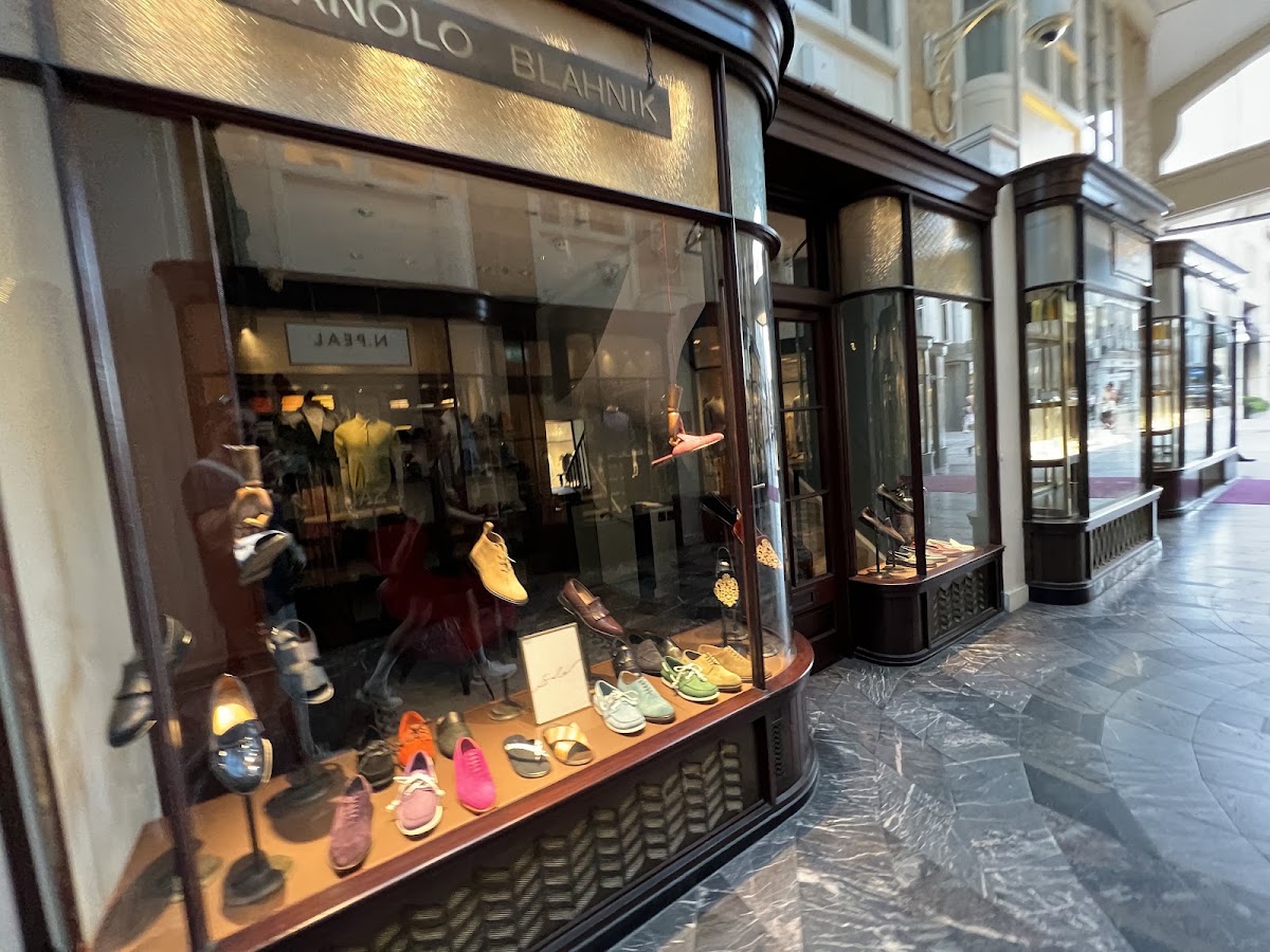 Manolo Blahnik, Maisons de mode, à Londres