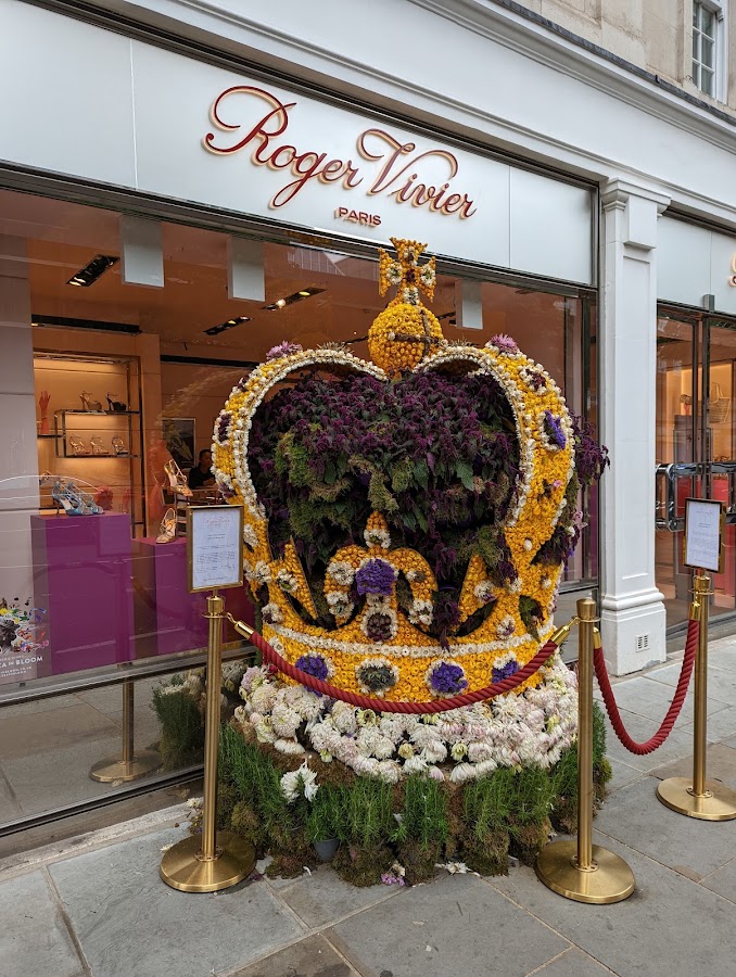 Roger Vivier, Maisons de mode, à Londres