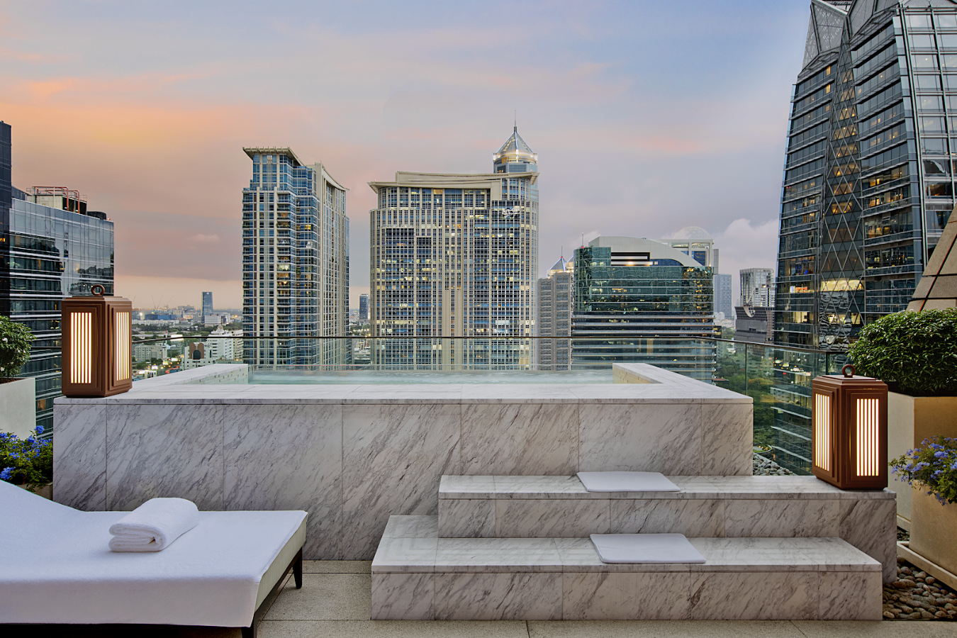 Rosewood Bangkok, Hôtels et palaces