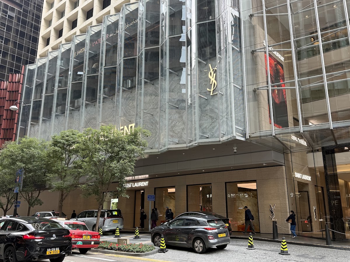 Saint Laurent Hong Kong Landmark, Maisons de mode