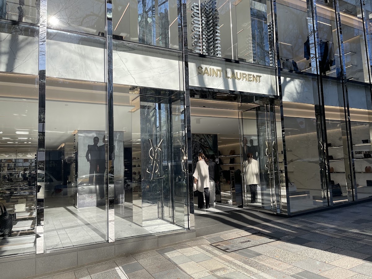 Saint Laurent Tokyo Aoyama, Maisons de mode