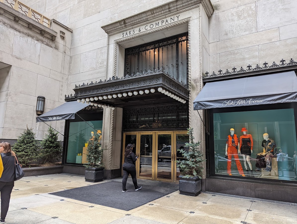 Saks Off 5th NYC, Maisons de mode, à New York