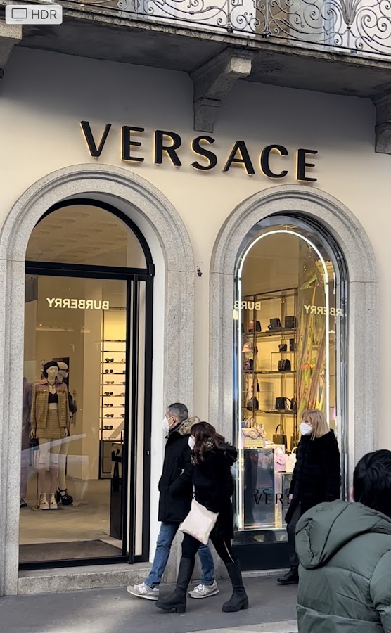 Versace Via Montenapoleone Milan, Maisons de mode, à Milan